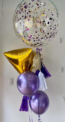 Imagen de Bouquet triángulo 1 burbuja gigante + confeti dorado y morado + 1 Orbz 22” de triángulo dorado + 2 chrome morado + frase pre diseñada Dorada