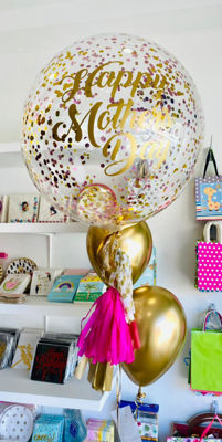 Imagen de Bouquet  Mother's Day Dorado: Burbuja Gigante + Confeti Dorado y Rosa bebé + 2 Chrome Dorados +  Guirnalda de papel + Frase prediseñada Dorada