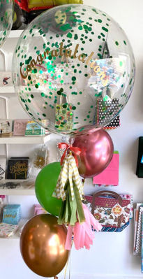 Imagen de Bouquet tulipán 1 burbuja gigante + confeti verde + 2 globos chrome + 1 globo látex + frase