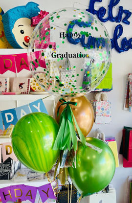Imagen de Bouquet té verde: globo burbuja 60cm + 2 globos Chrome +1 globo ágata + guirnalda de papel+ 1 contrapeso + Frase pre diseñada