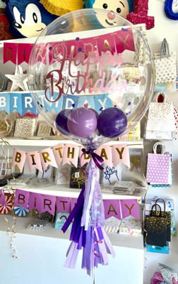 Imagen de Bouquet violeta: burbuja 60cm con mini globos morados +guirnalda de papel+1 contrapeso + frase pre diseñada